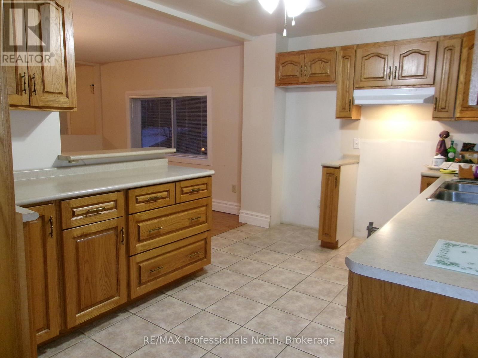 646 Mountain Street, Dysart Et Al, Ontario  K0M 1S0 - Photo 11 - X12555136