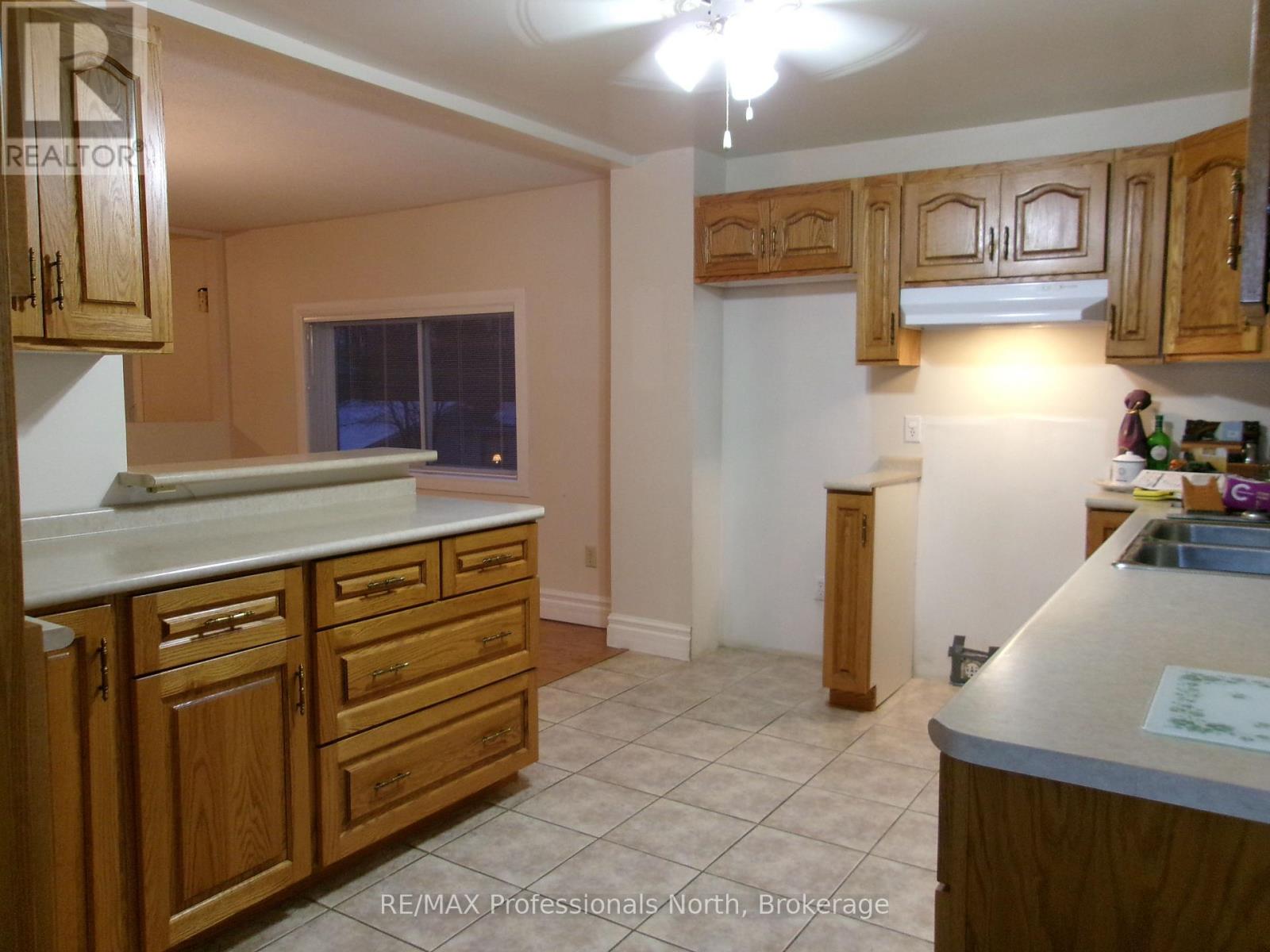 646 Mountain Street, Dysart Et Al, Ontario  K0M 1S0 - Photo 12 - X12555136