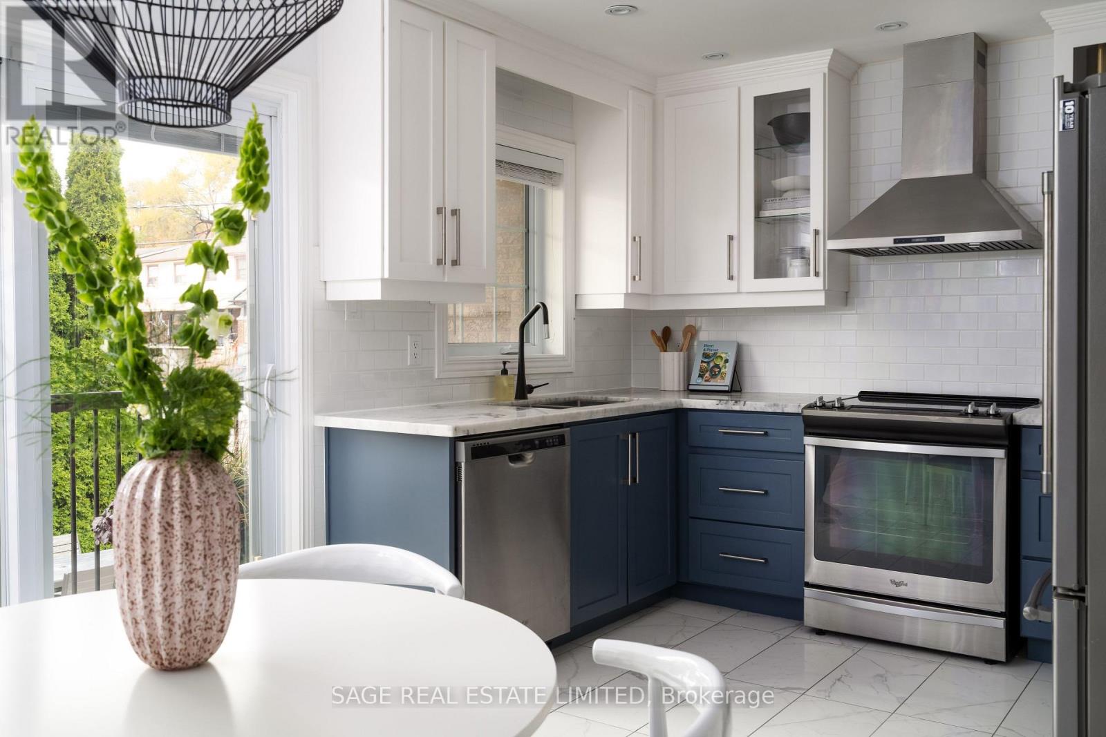 124 Lightbourn Avenue, Toronto, Ontario  M6H 4G6 - Photo 6 - W12554674