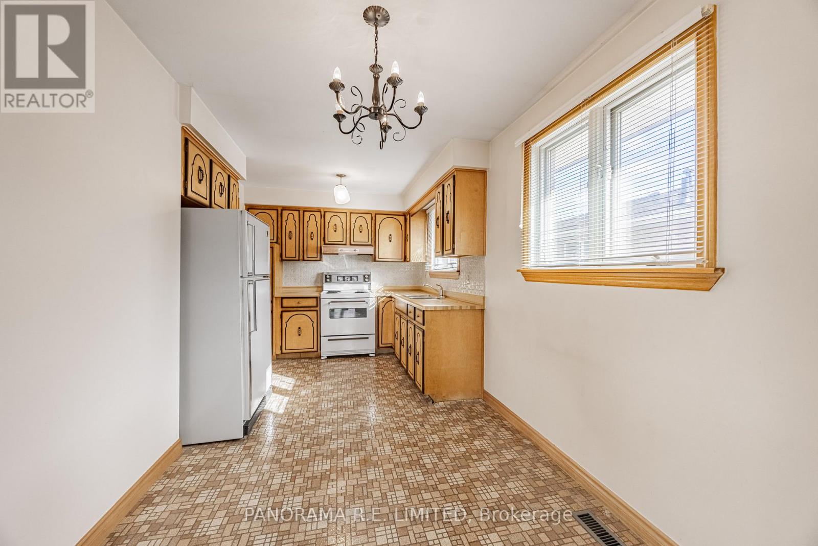 7778 Benavon Road, Mississauga, Ontario  L4T 3G3 - Photo 12 - W12554702