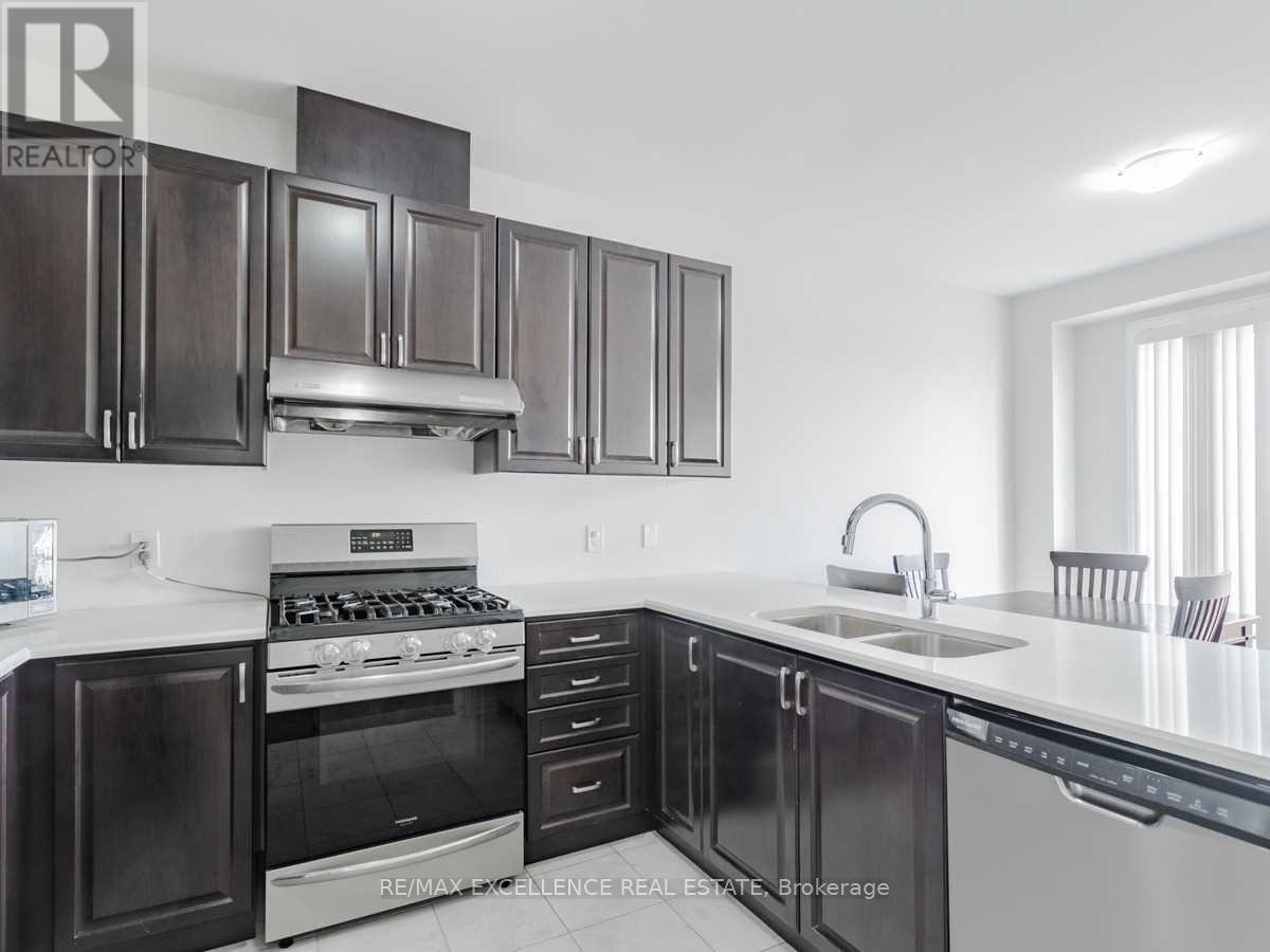 38 Davenfield Circle, Brampton, Ontario  L6P 4M2 - Photo 6 - W12554716