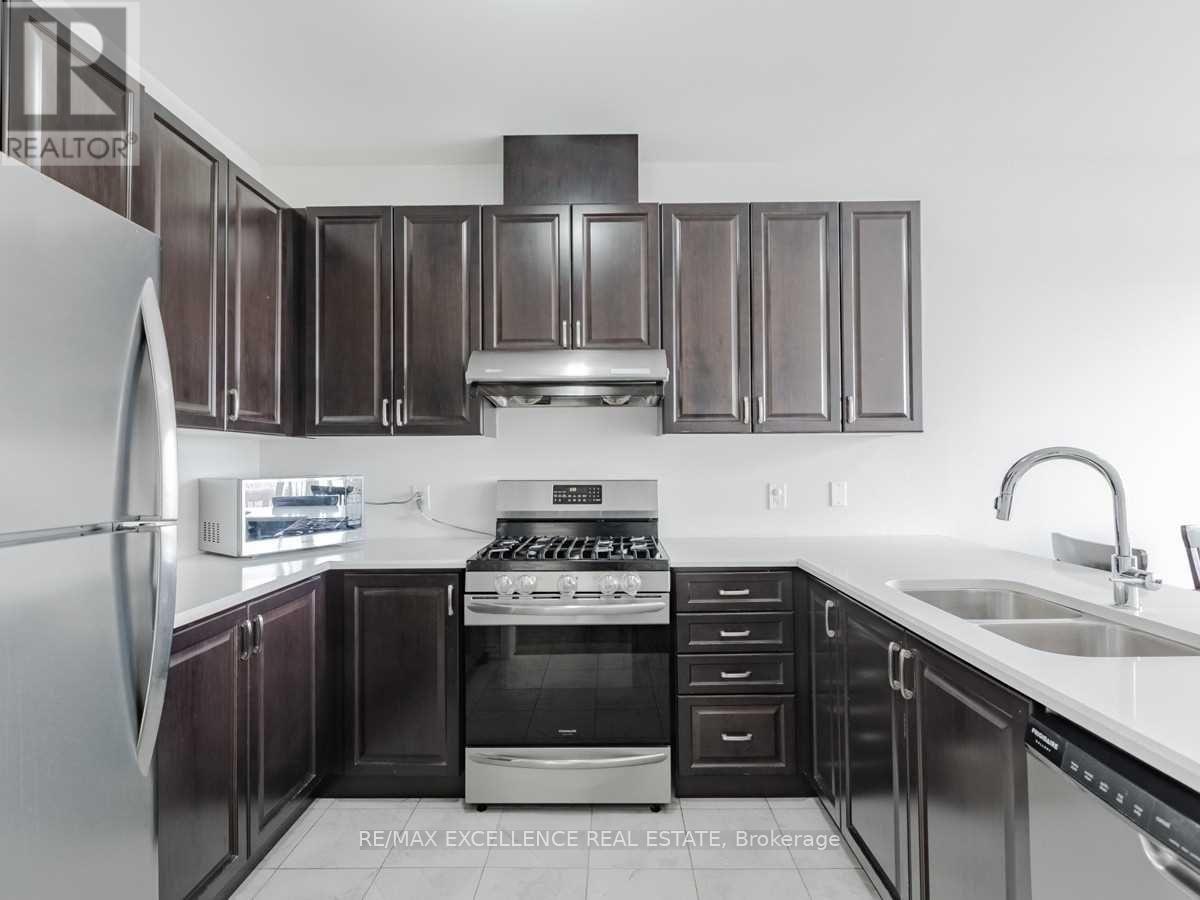 38 Davenfield Circle, Brampton, Ontario  L6P 4M2 - Photo 7 - W12554716