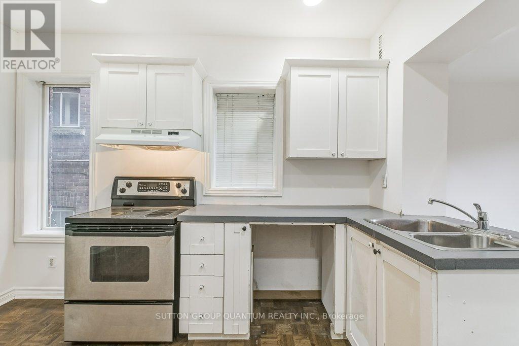 60 Gwynne Avenue, Toronto, Ontario  M6K 2C4 - Photo 14 - W12554732