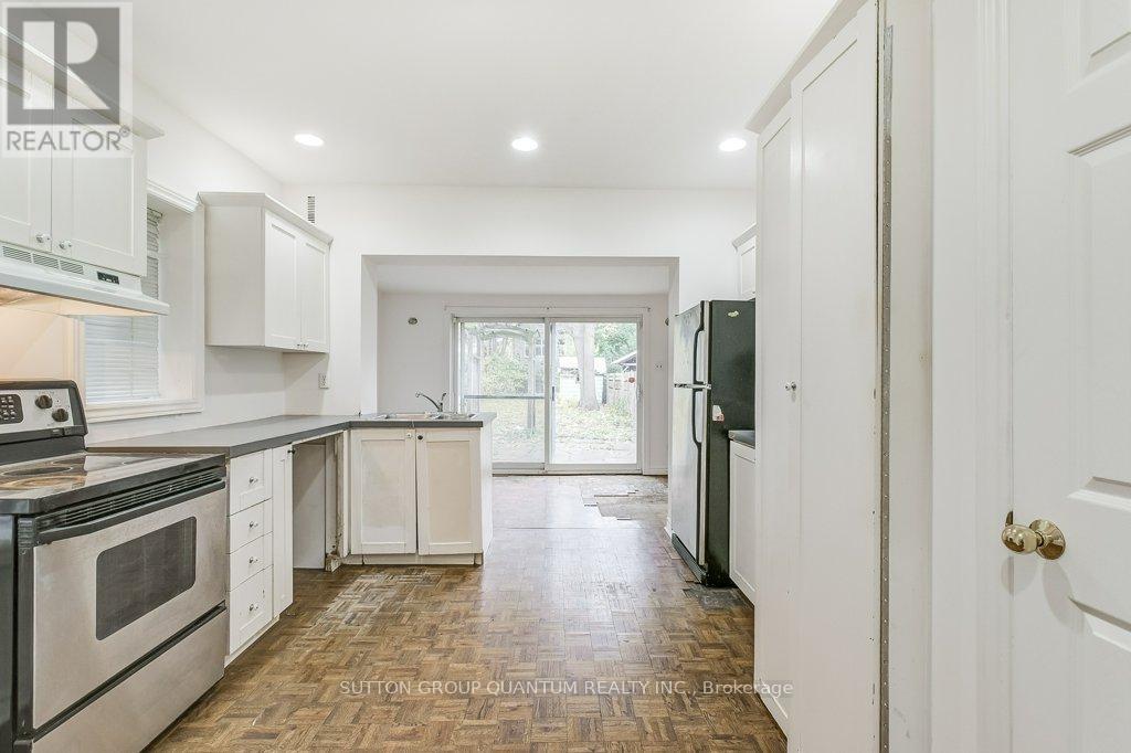 60 Gwynne Avenue, Toronto, Ontario  M6K 2C4 - Photo 15 - W12554732