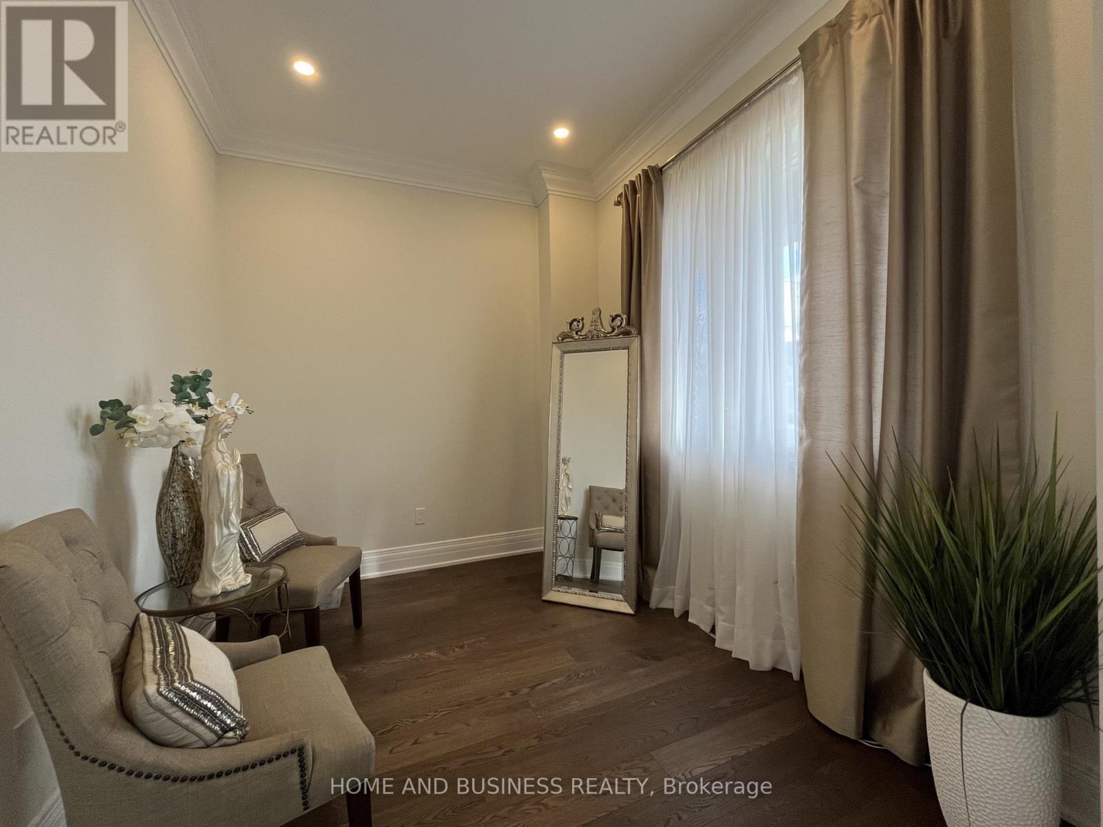 115 Russell Drive, Oakville, Ontario  L6H 1L4 - Photo 4 - W12554920