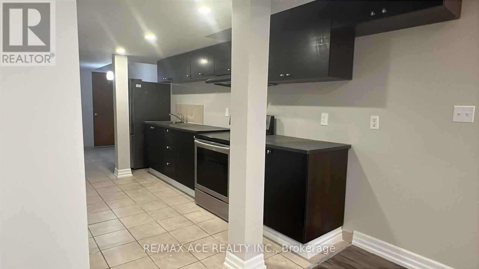 Bsmt - 21 Lanebrook Drive, Brampton, Ontario  L6P 2E3 - Photo 2 - W12554926