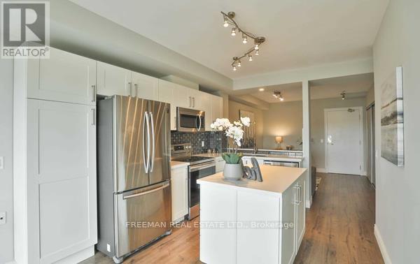 802 - 200 Burnhamthorpe Road, Mississauga, Ontario  L5A 4L4 - Photo 2 - W12554938