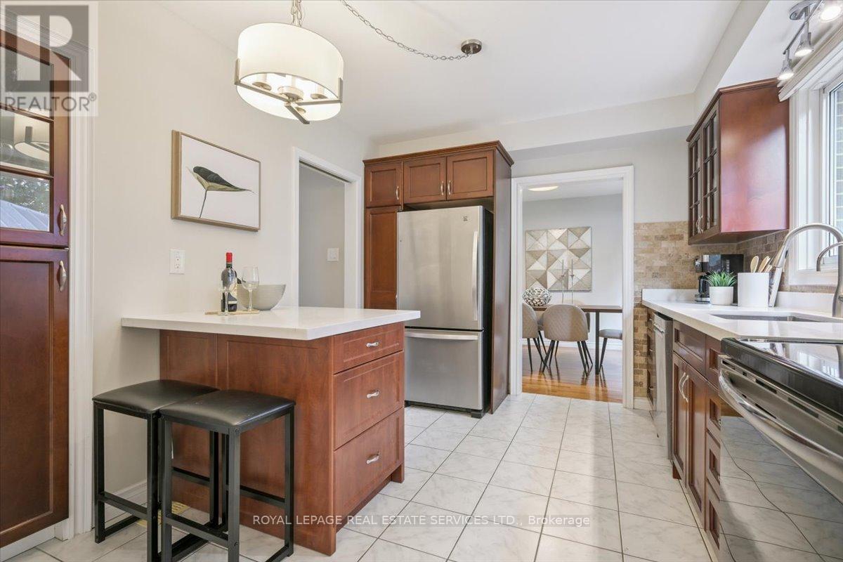 2340 Homelands Drive, Mississauga, Ontario  L5K 1G6 - Photo 15 - W12554946