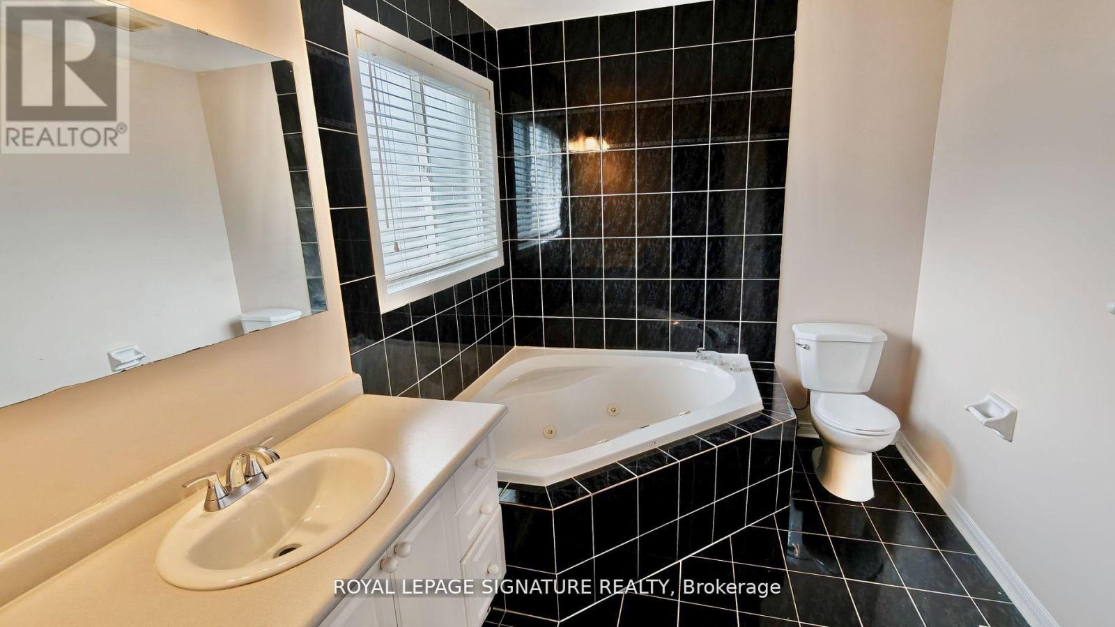 5967 Manzanillo Crescent, Mississauga, Ontario  L5M 6Y3 - Photo 8 - W12554972