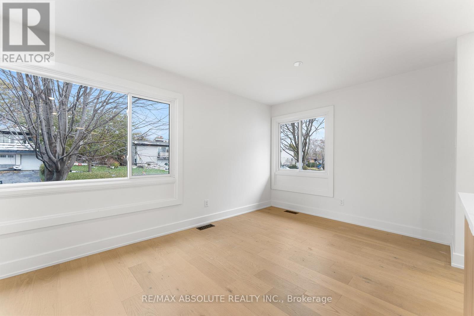 14 Mulvagh Avenue, Ottawa, Ontario K2E 6M6 - Photo 4 - X12555120