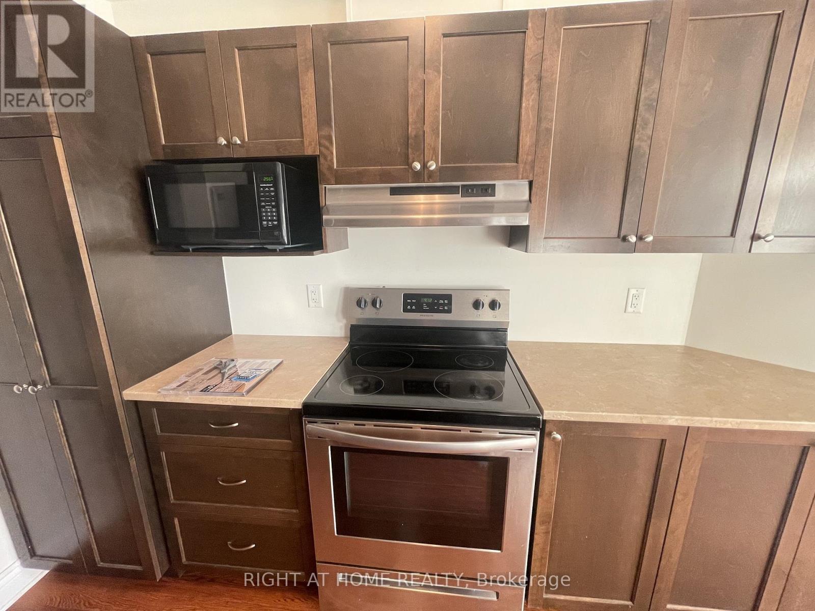 28 Desmond Trudeau Drive, Arnprior, Ontario  K7S 0G5 - Photo 10 - X12555152