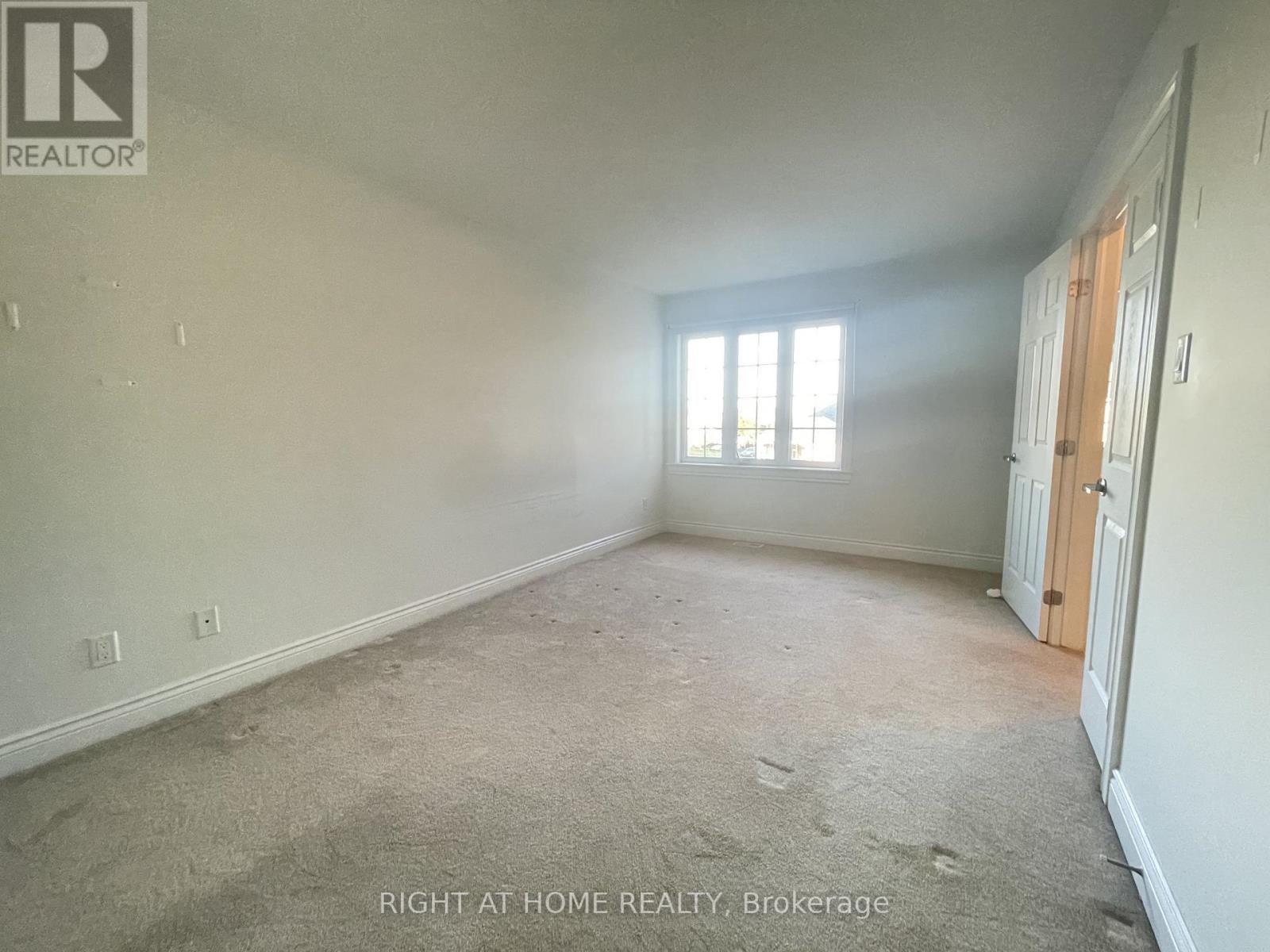 28 Desmond Trudeau Drive, Arnprior, Ontario  K7S 0G5 - Photo 12 - X12555152