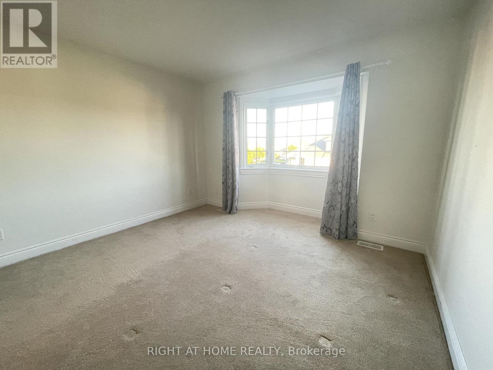 28 Desmond Trudeau Drive, Arnprior, Ontario  K7S 0G5 - Photo 15 - X12555152