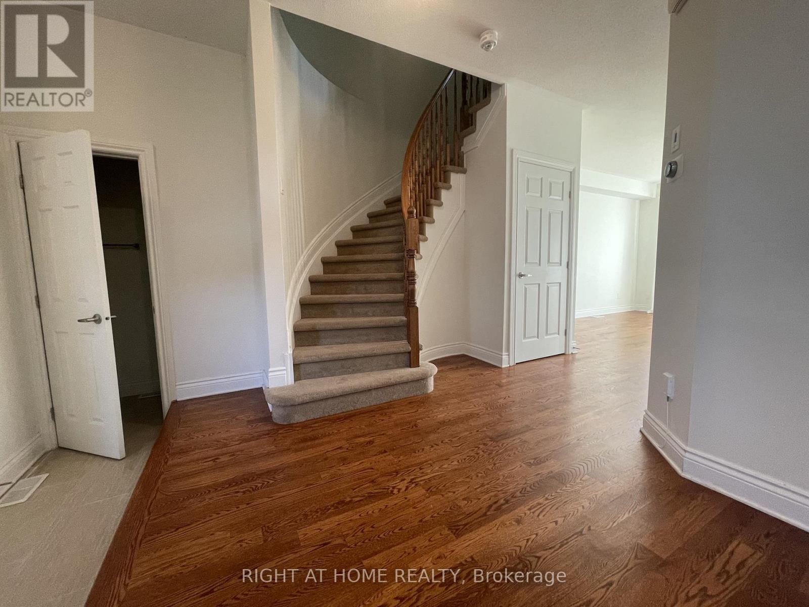 28 Desmond Trudeau Drive, Arnprior, Ontario  K7S 0G5 - Photo 4 - X12555152