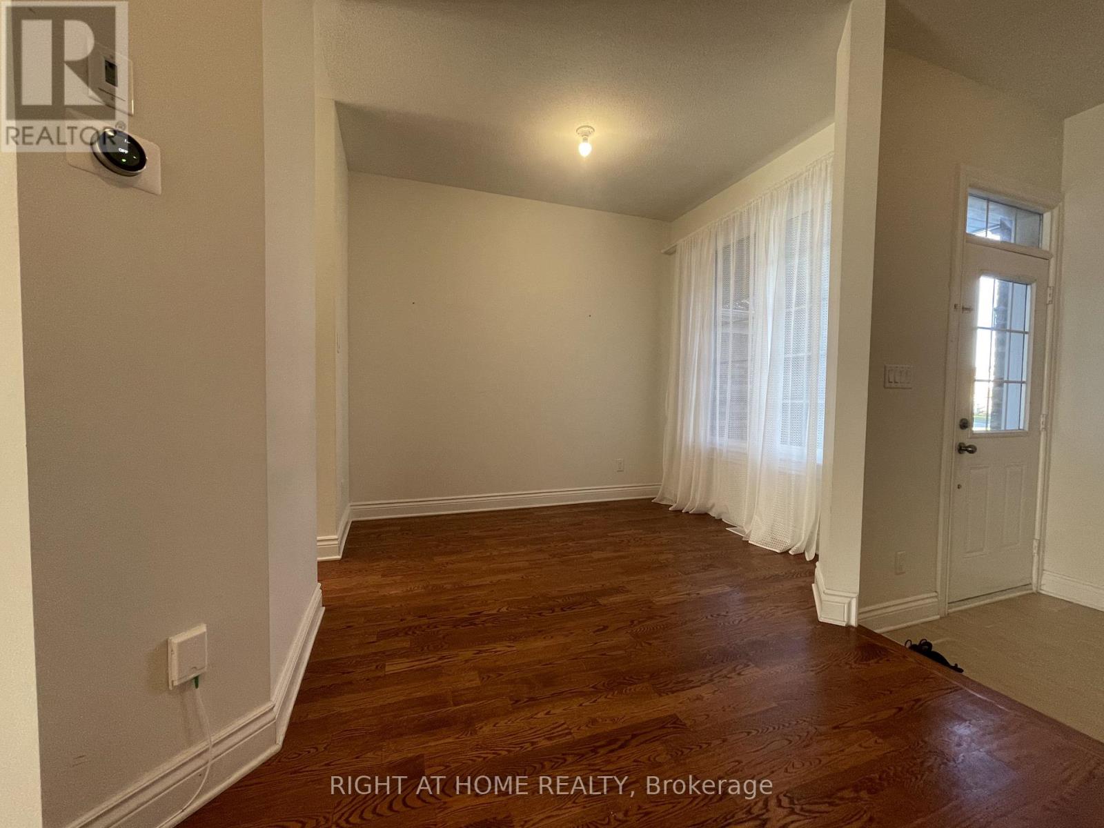 28 Desmond Trudeau Drive, Arnprior, Ontario  K7S 0G5 - Photo 5 - X12555152