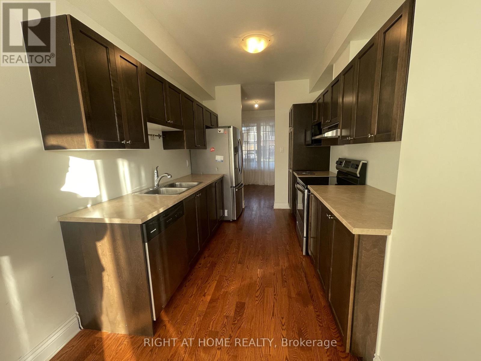 28 Desmond Trudeau Drive, Arnprior, Ontario  K7S 0G5 - Photo 9 - X12555152