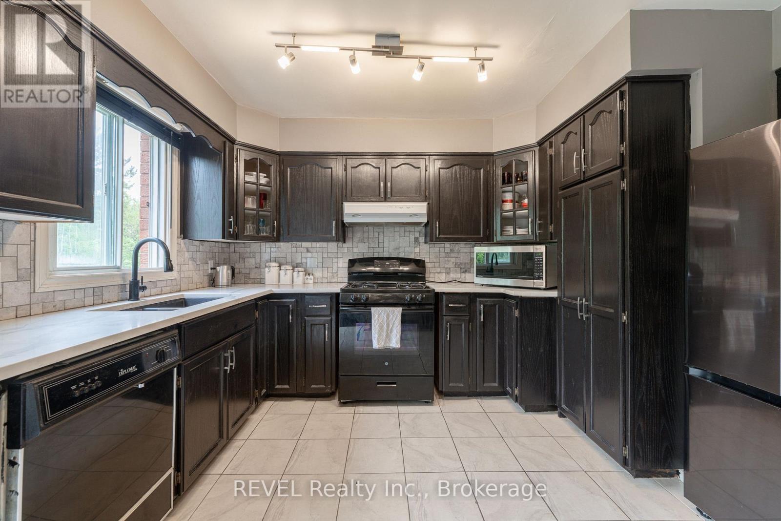 6615 Harper Drive, Niagara Falls, Ontario  L2E 7H7 - Photo 9 - X12555018