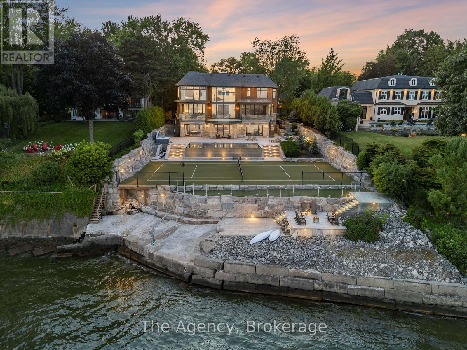 140 Secord Lane, Burlington, Ontario  L7L 2H7 - Photo 2 - W12330371