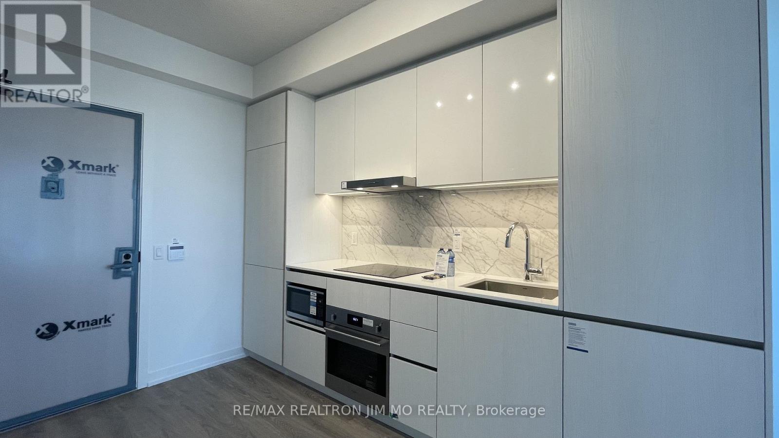 2905 - 8 Interchange Way, Vaughan, Ontario  L4K 0R2 - Photo 2 - N12554414