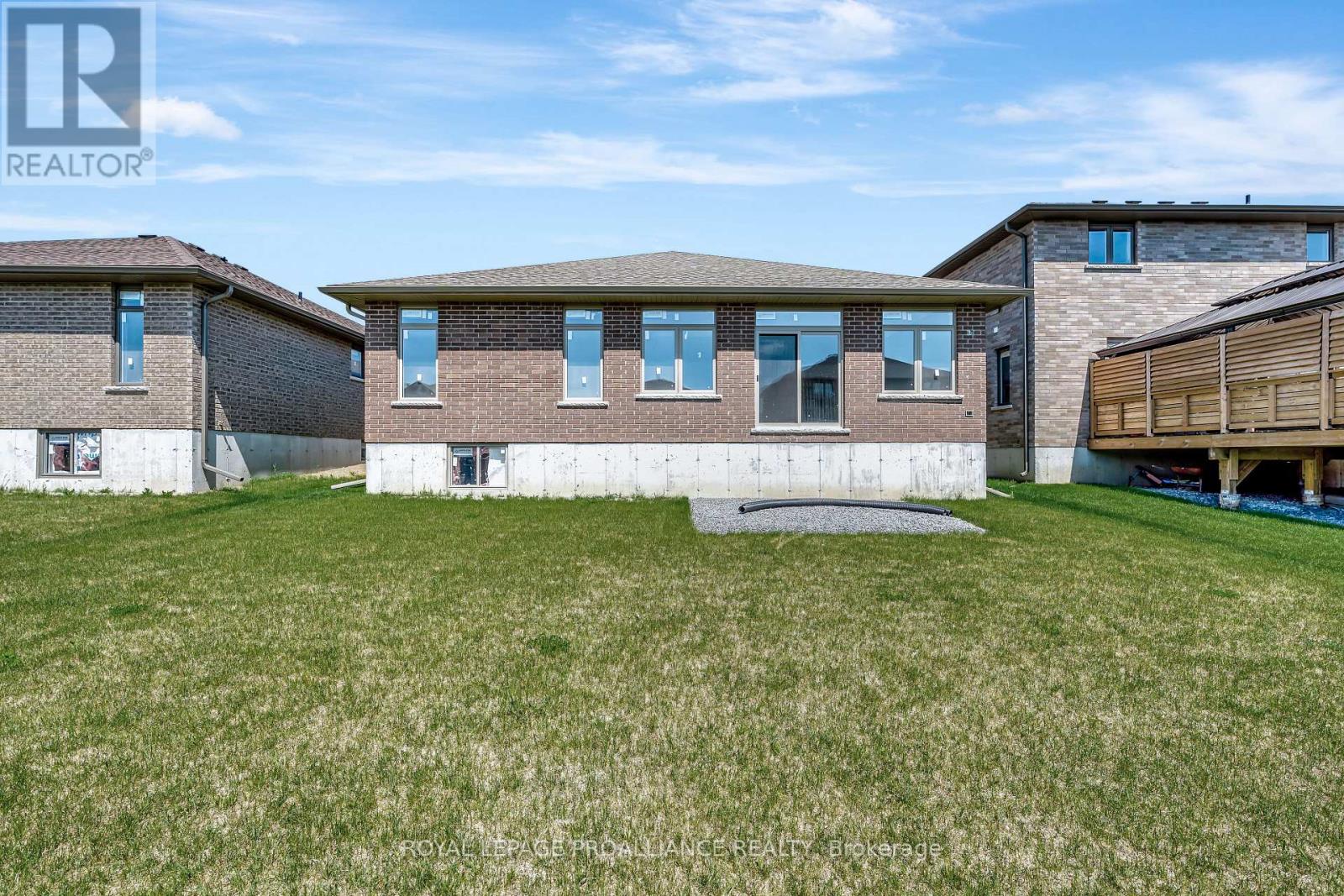 15 Andrew Crescent, Quinte West, Ontario  K8V 0K1 - Photo 25 - X12555198