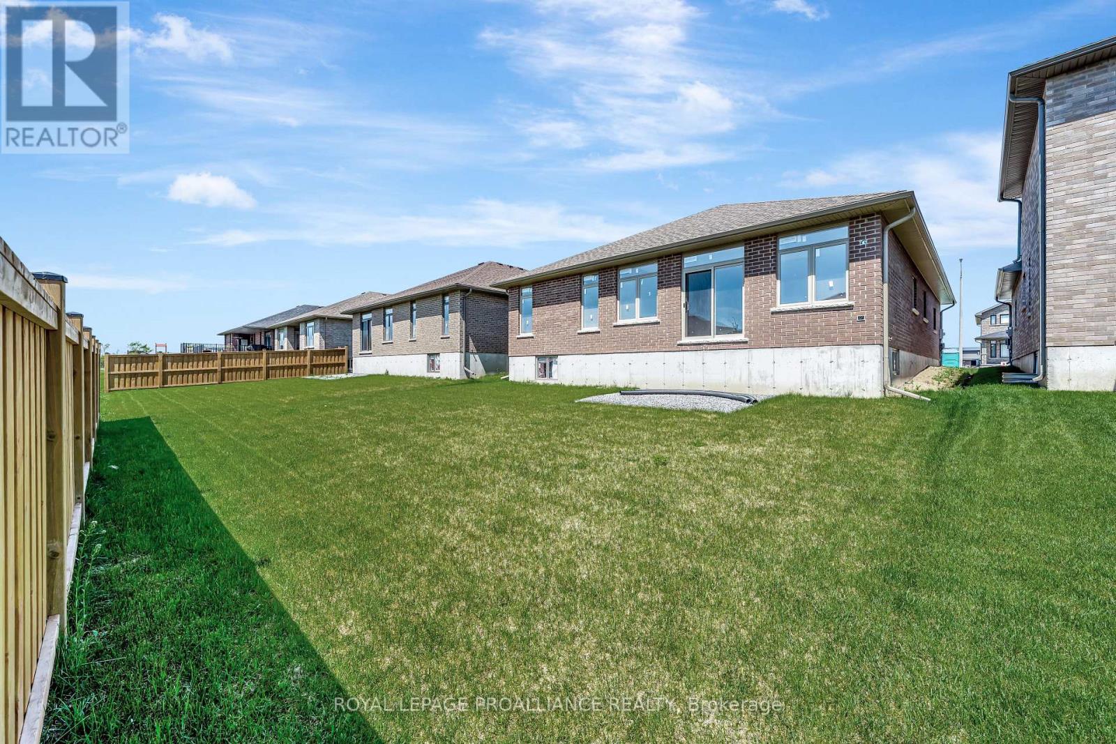 15 Andrew Crescent, Quinte West, Ontario  K8V 0K1 - Photo 26 - X12555198