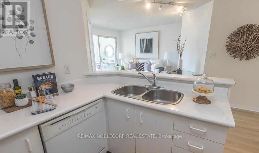 1010 - 25 Grenville Street, Toronto, Ontario  M4Y 2X5 - Photo 16 - C12555040