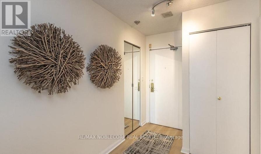 1010 - 25 Grenville Street, Toronto, Ontario  M4Y 2X5 - Photo 4 - C12555040