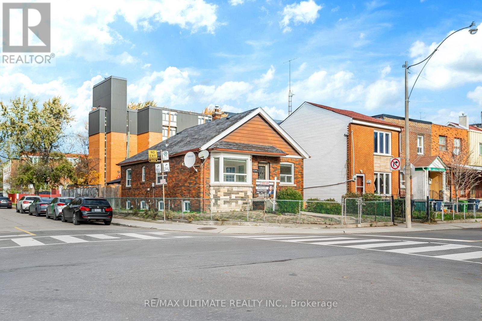 42 Carr Street, Toronto, Ontario M5T 1B5 - Photo 2 - C12555122