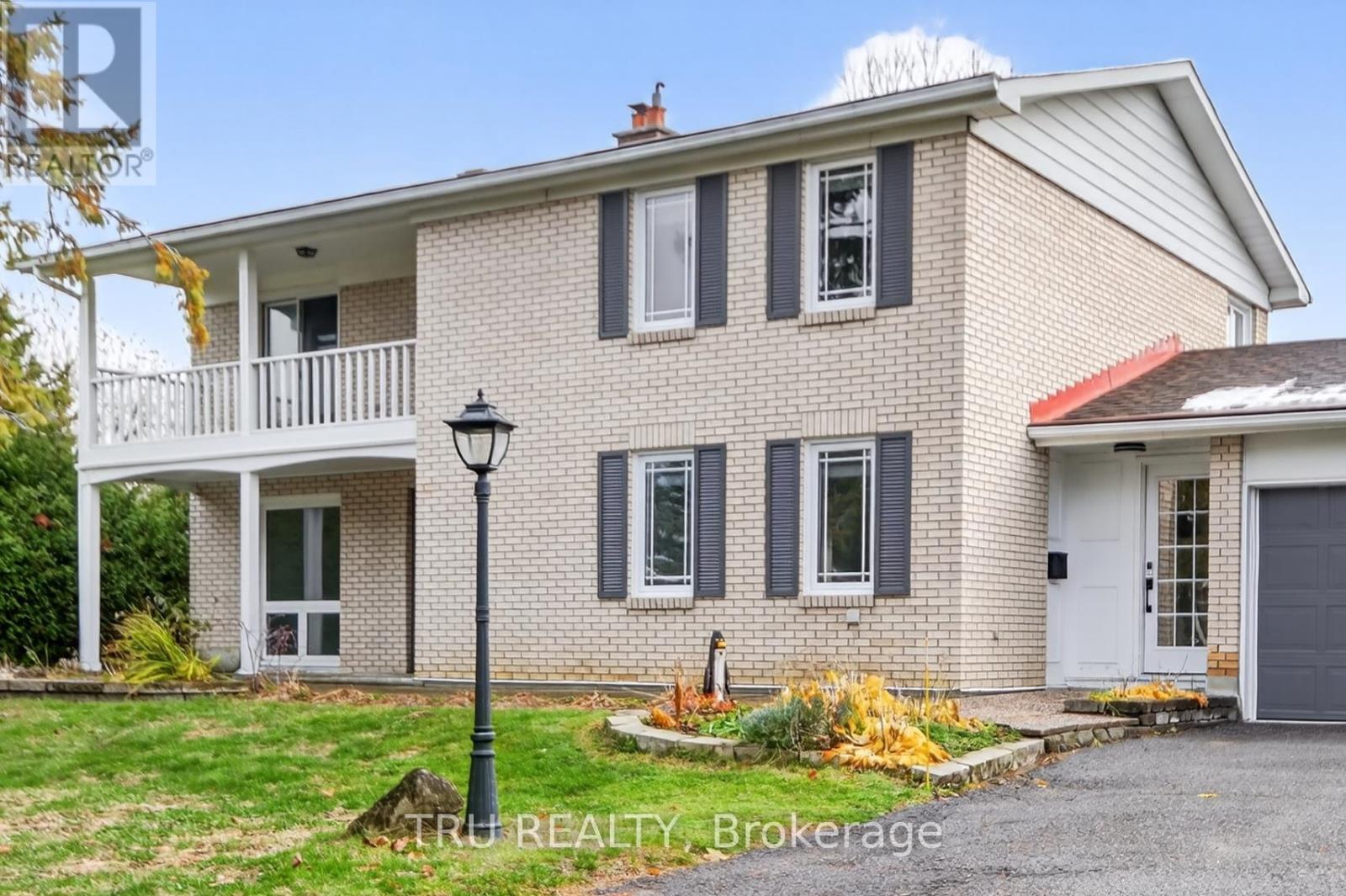 12 Apache Crescent, Ottawa, Ontario  K2E 6H7 - Photo 2 - X12555196