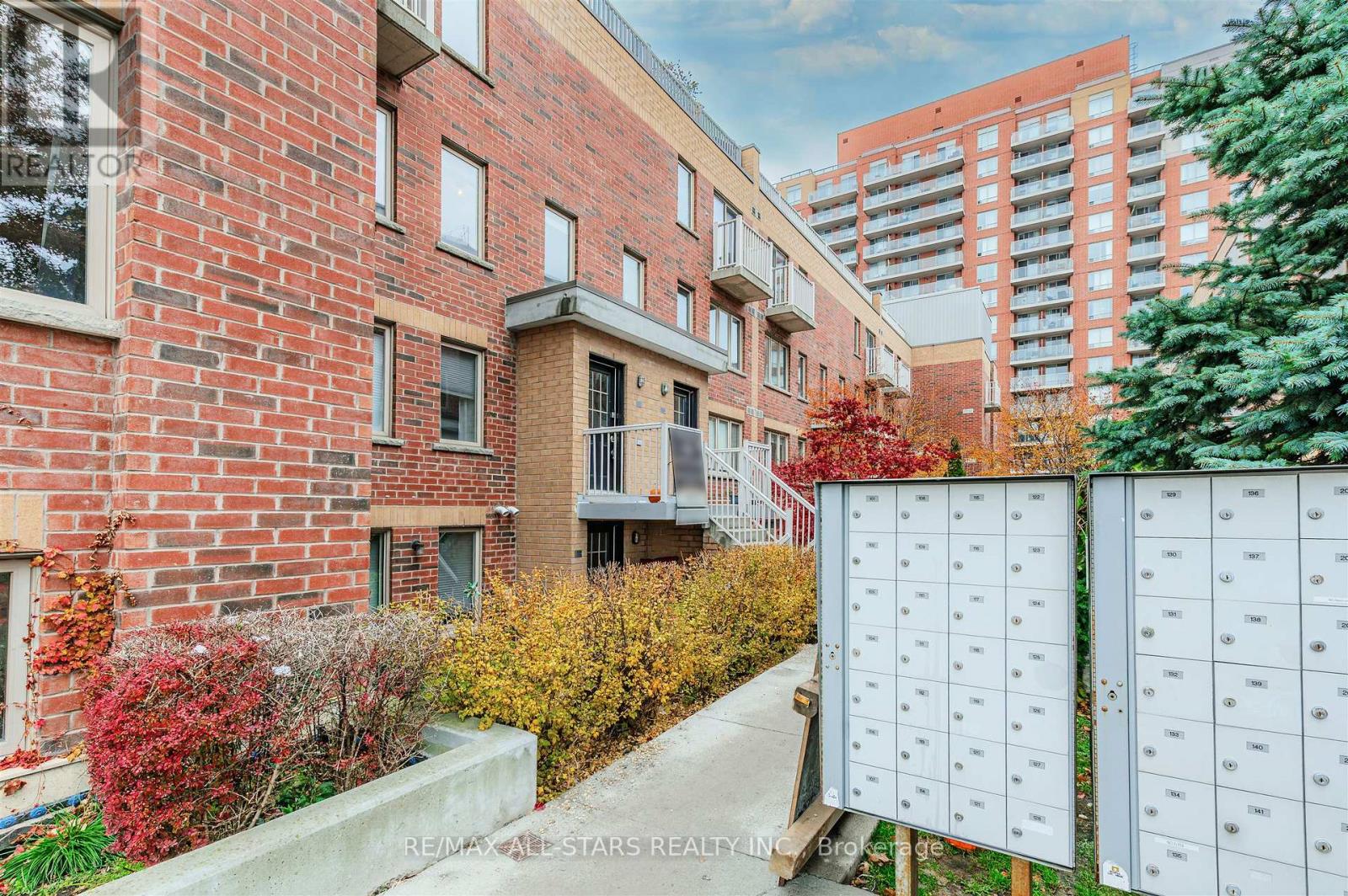 215 - 11 Ruttan Street, Toronto, Ontario  M6P 0A1 - Photo 2 - C12541812