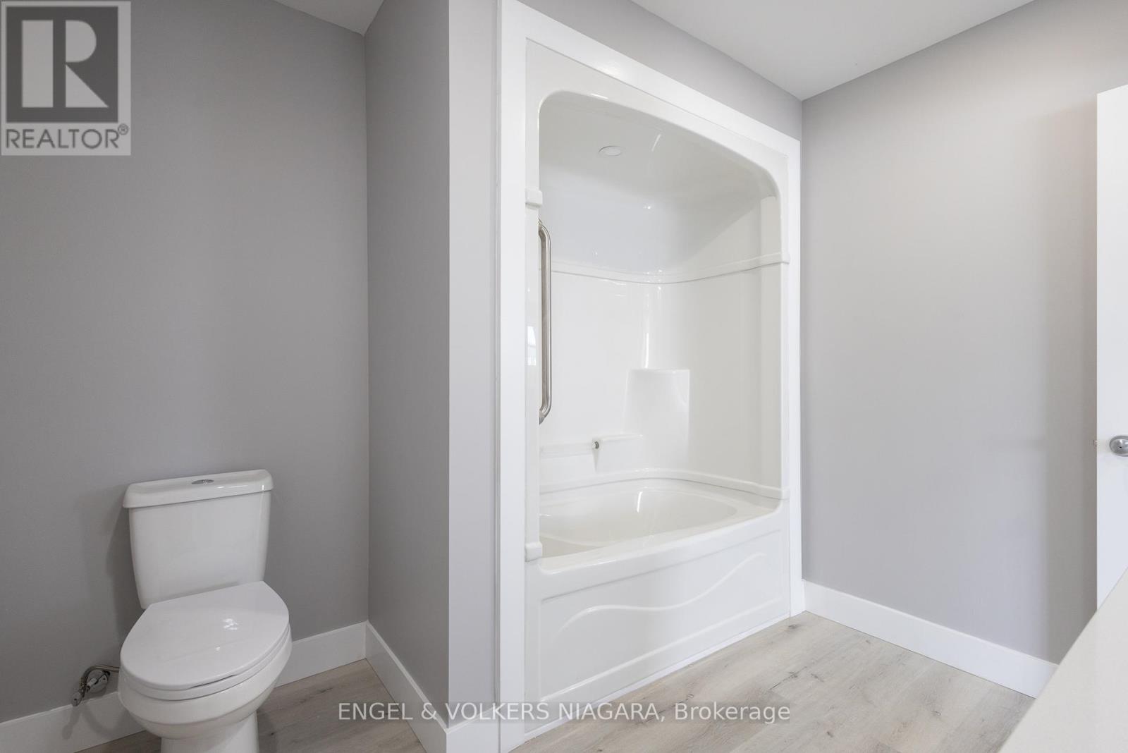 109 Queenston Boulevard, Fort Erie, Ontario  L2A 1K9 - Photo 7 - X12555228