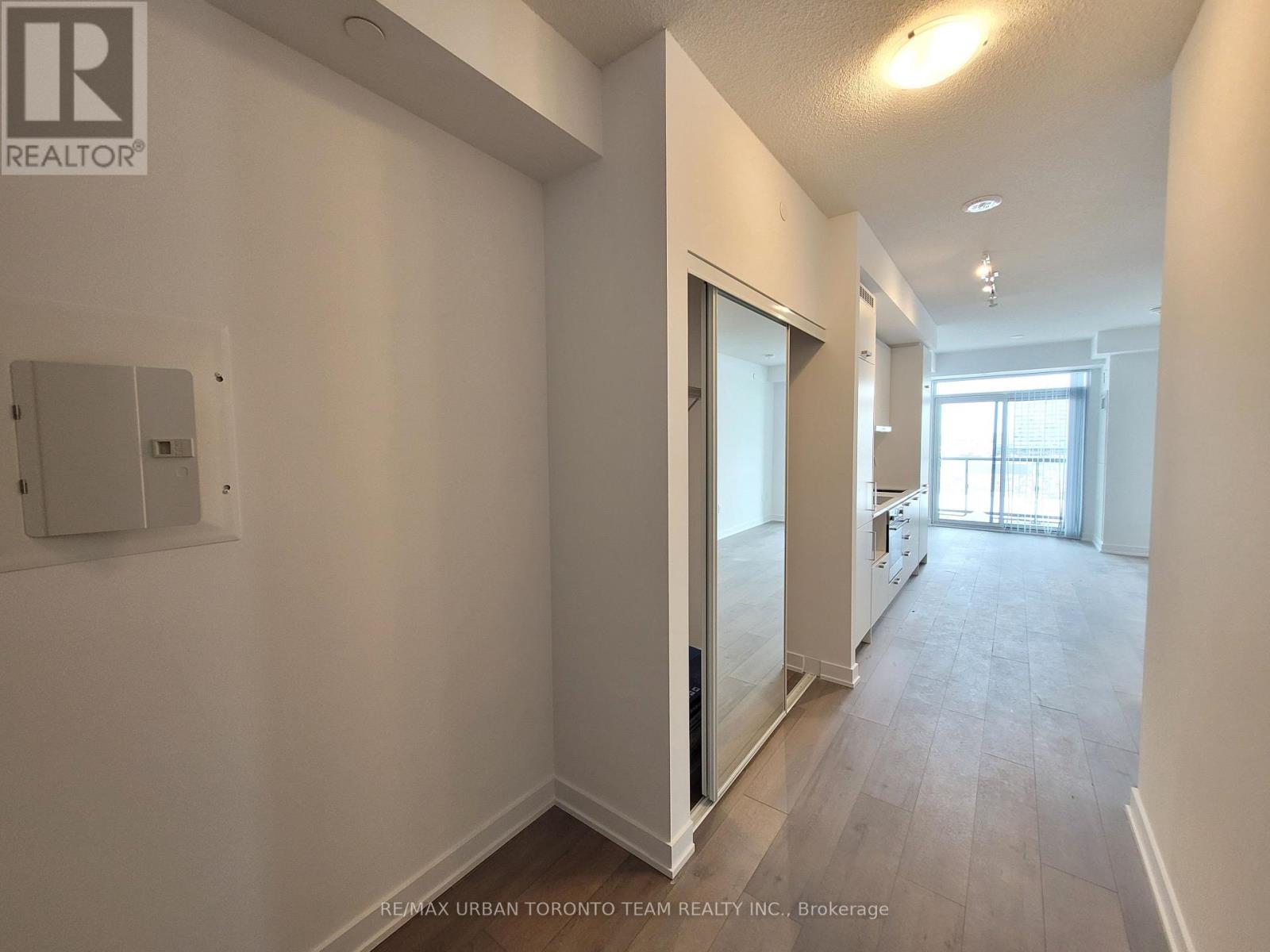 801 - 38 Honeycrisp Crescent, Vaughan, Ontario  L4K 5C3 - Photo 2 - N12555146