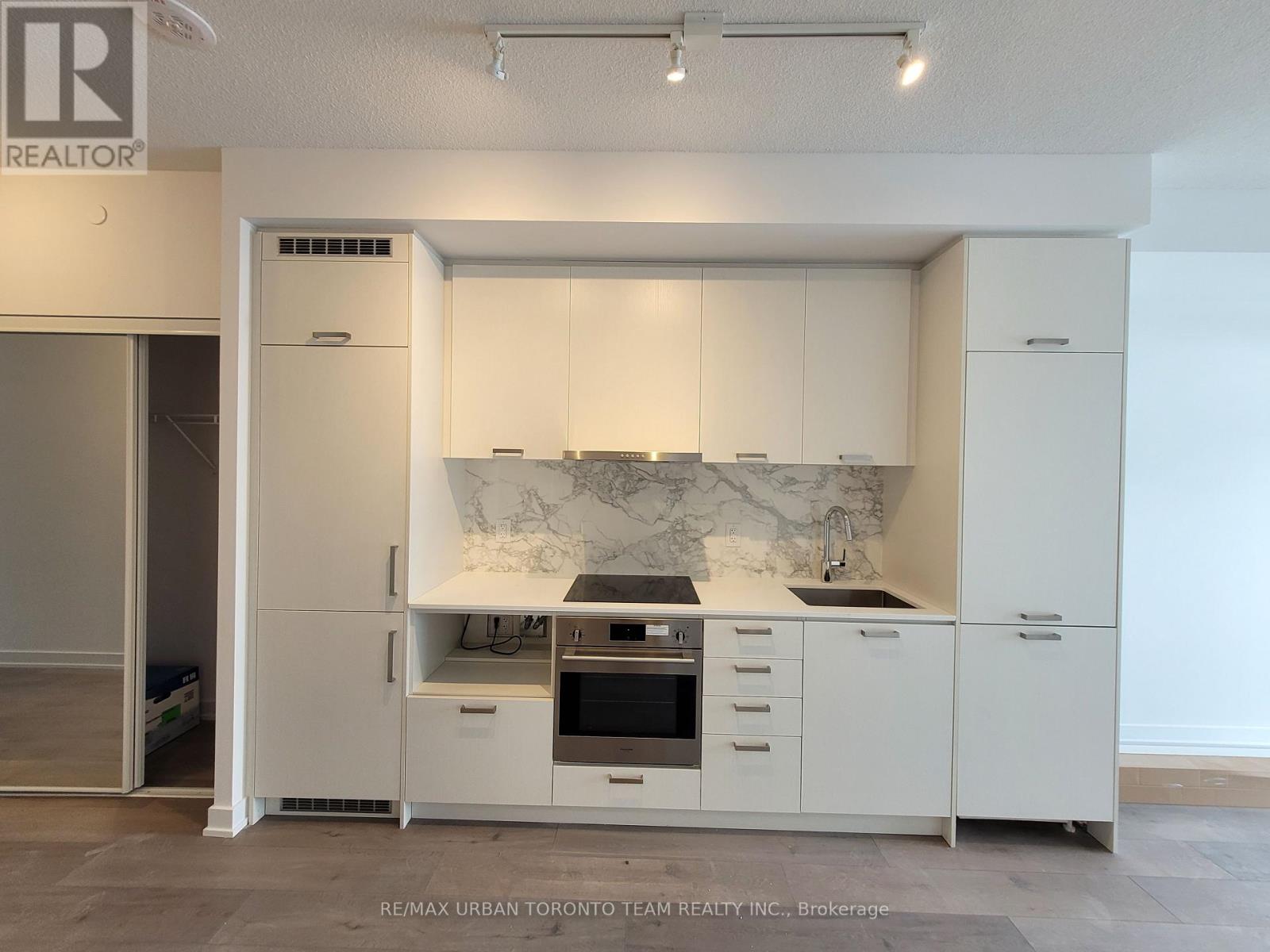 801 - 38 Honeycrisp Crescent, Vaughan, Ontario  L4K 5C3 - Photo 3 - N12555146