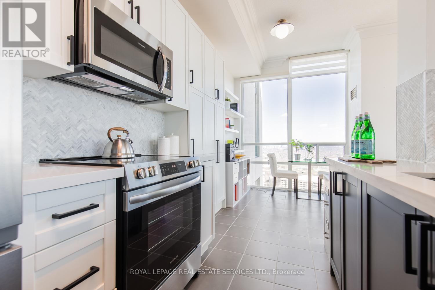 3702 - 3504 Hurontario Street, Mississauga, Ontario  L5B 0B9 - Photo 10 - W12555022