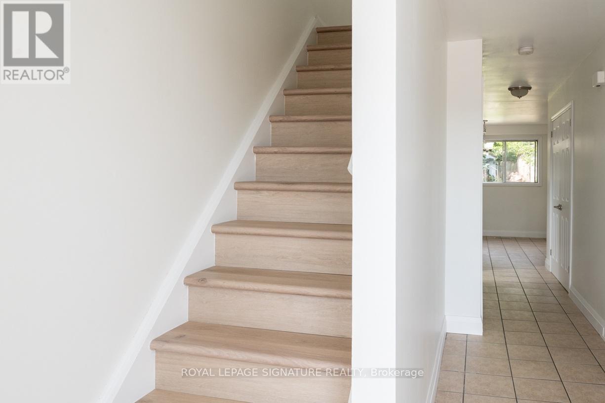 515 Ettridge Court, Mississauga, Ontario  L5G 1W7 - Photo 3 - W12555034