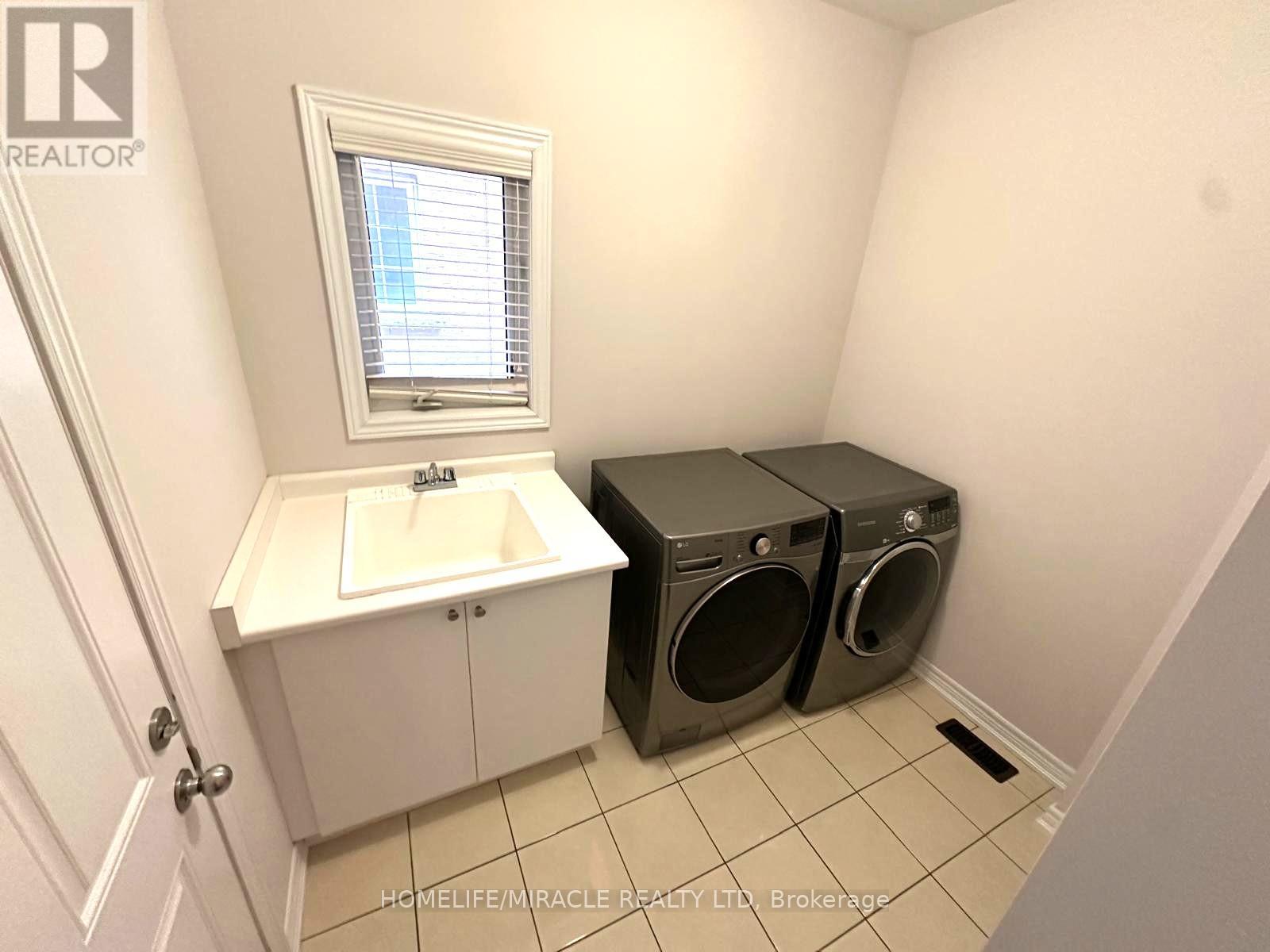 210 Bellchase Trail, Brampton, Ontario  L6P 3V2 - Photo 10 - W12555132