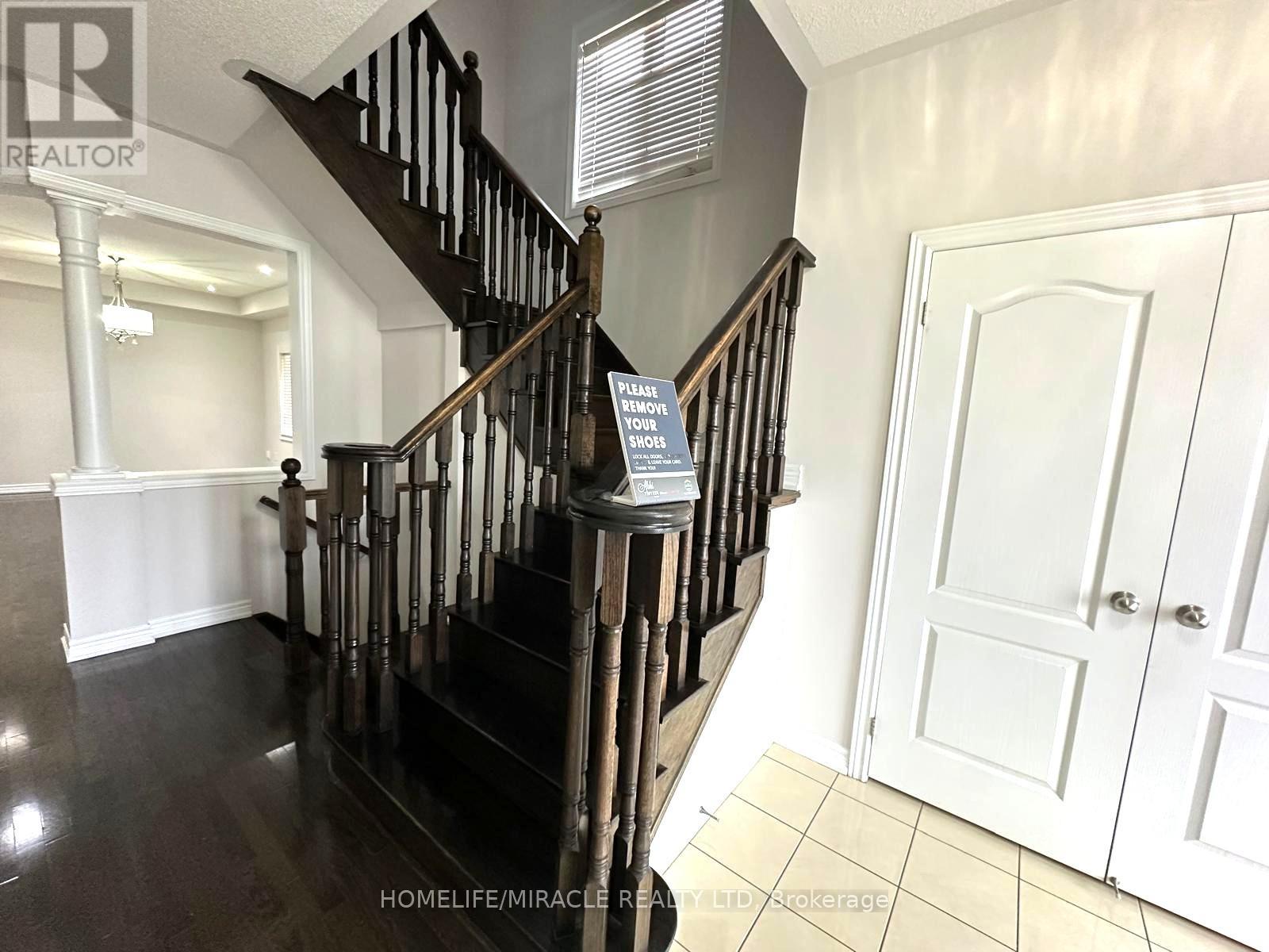 210 Bellchase Trail, Brampton, Ontario  L6P 3V2 - Photo 13 - W12555132