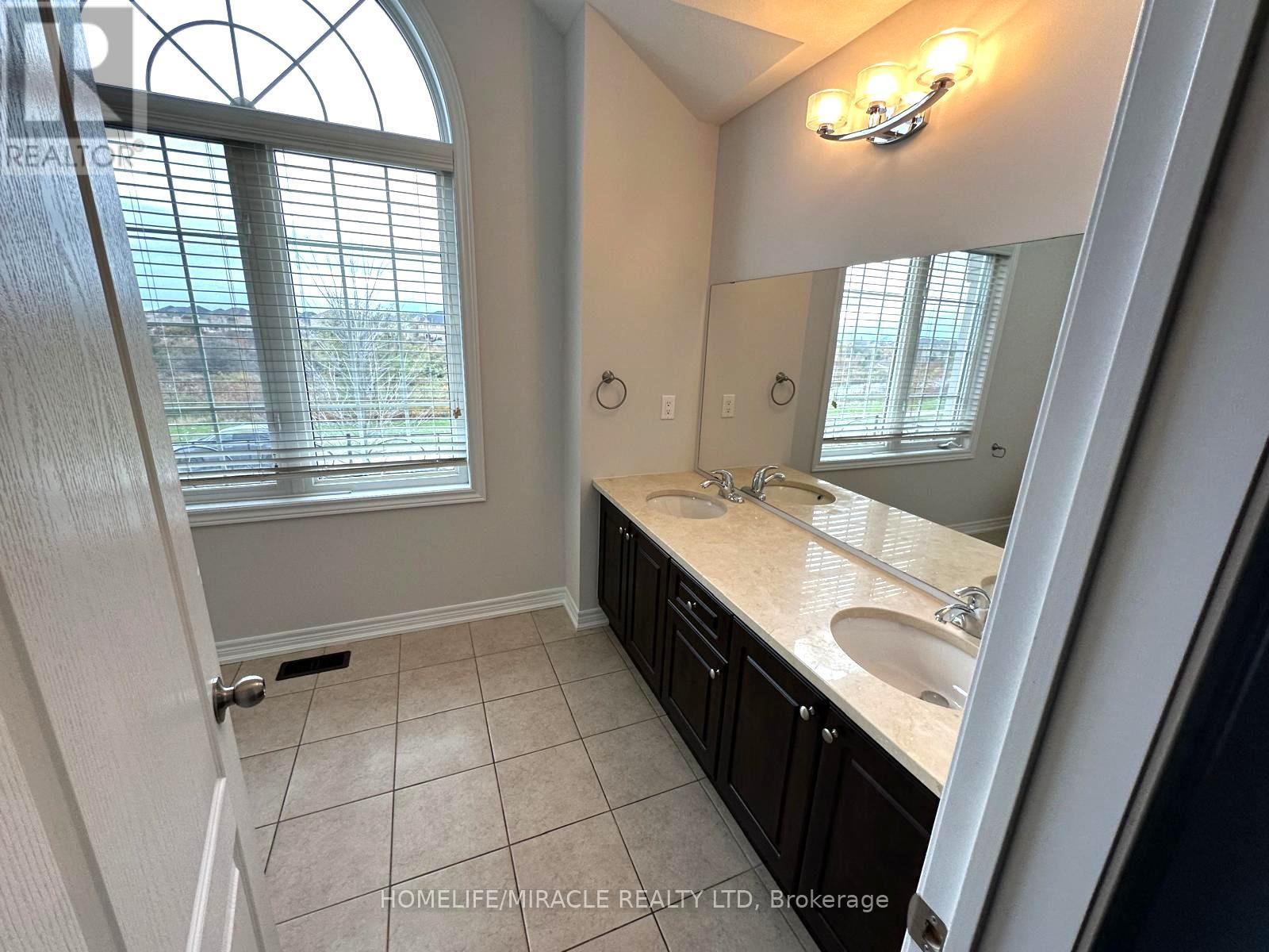 210 Bellchase Trail, Brampton, Ontario  L6P 3V2 - Photo 15 - W12555132