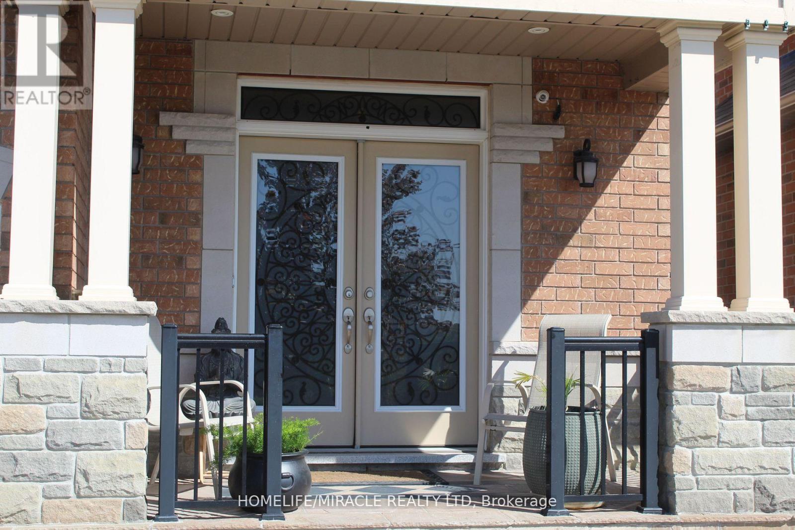 210 Bellchase Trail, Brampton, Ontario  L6P 3V2 - Photo 2 - W12555132