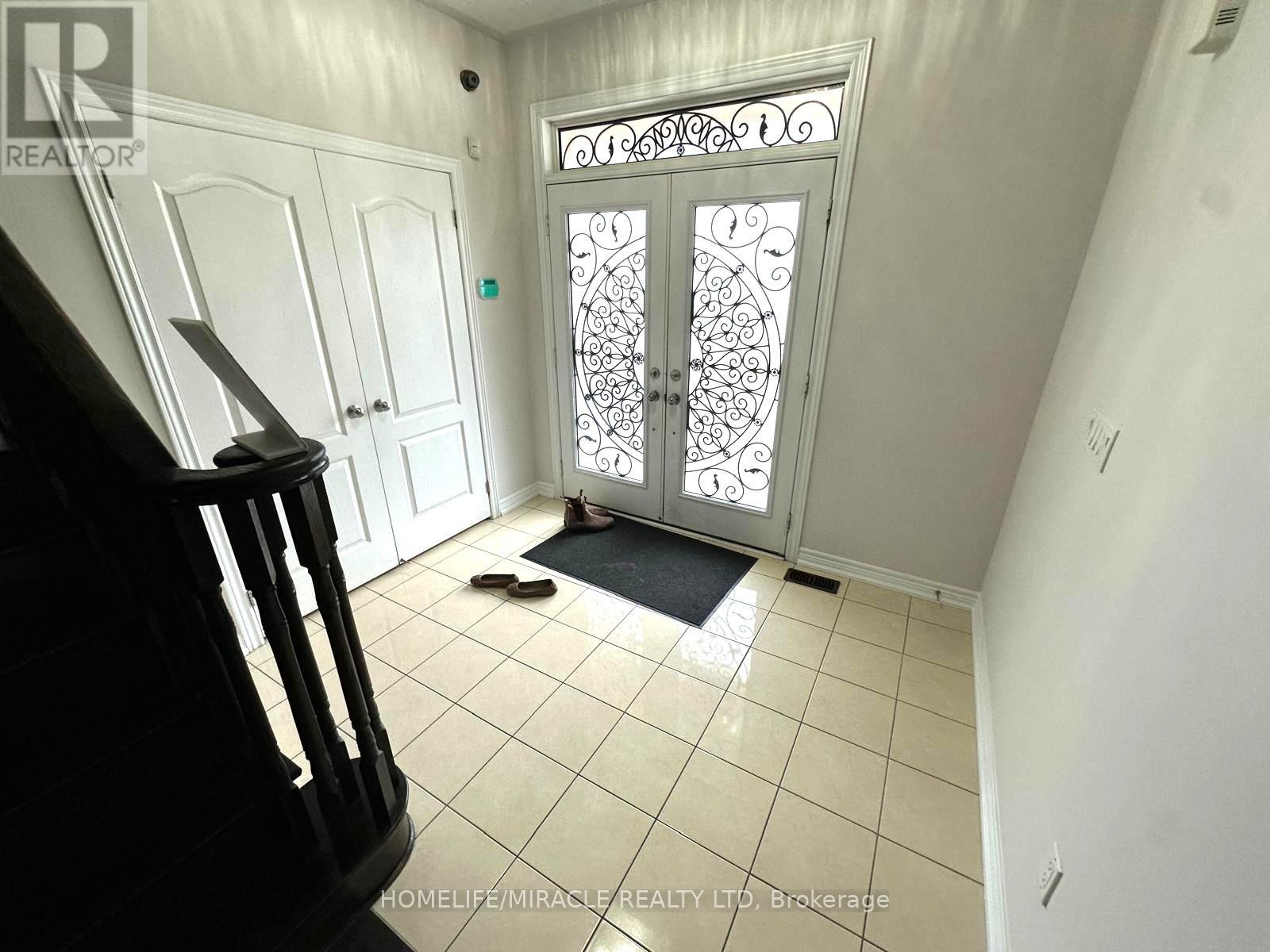 210 Bellchase Trail, Brampton, Ontario  L6P 3V2 - Photo 3 - W12555132