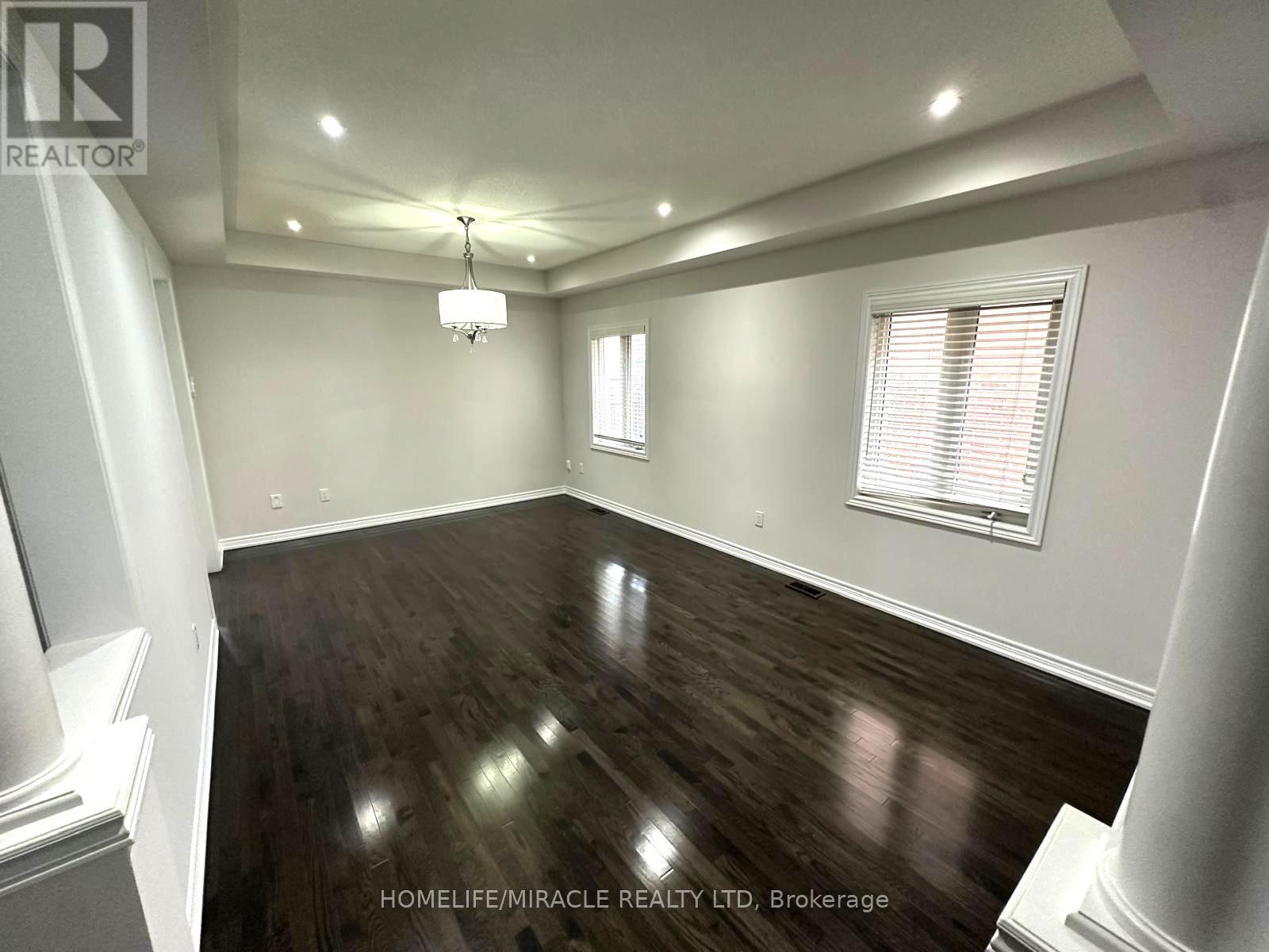 210 Bellchase Trail, Brampton, Ontario  L6P 3V2 - Photo 4 - W12555132