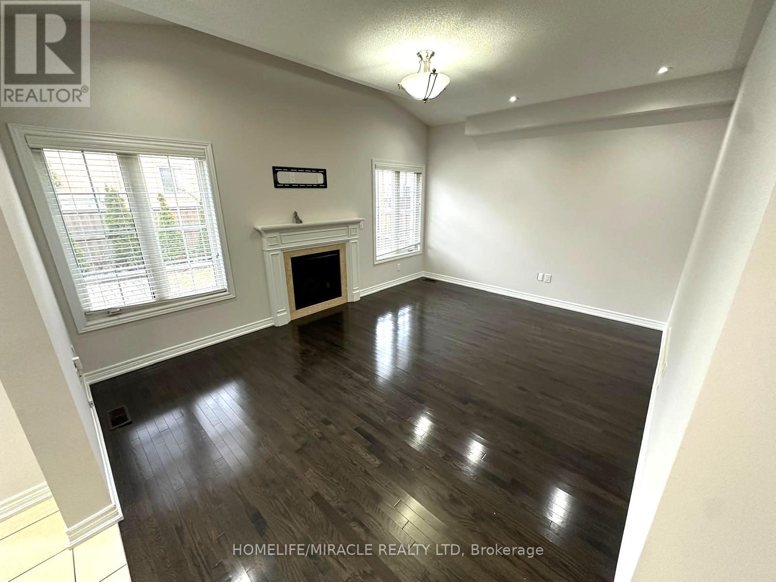 210 Bellchase Trail, Brampton, Ontario  L6P 3V2 - Photo 5 - W12555132