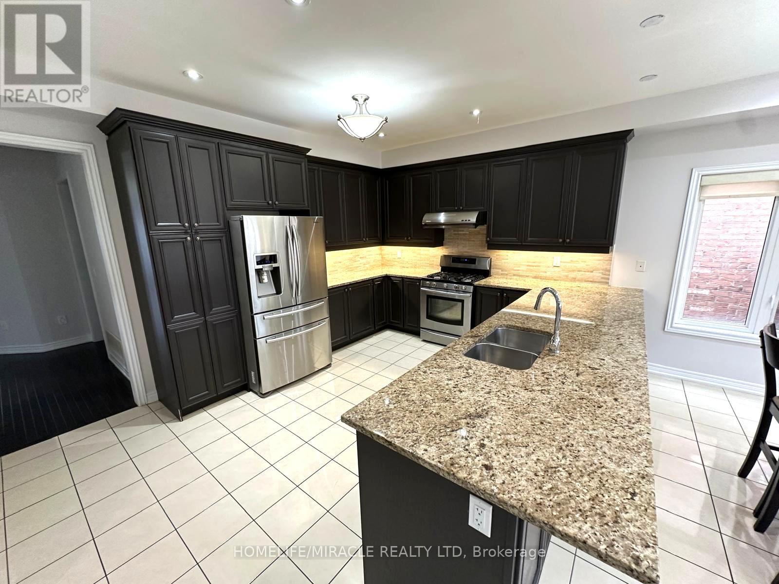 210 Bellchase Trail, Brampton, Ontario  L6P 3V2 - Photo 6 - W12555132