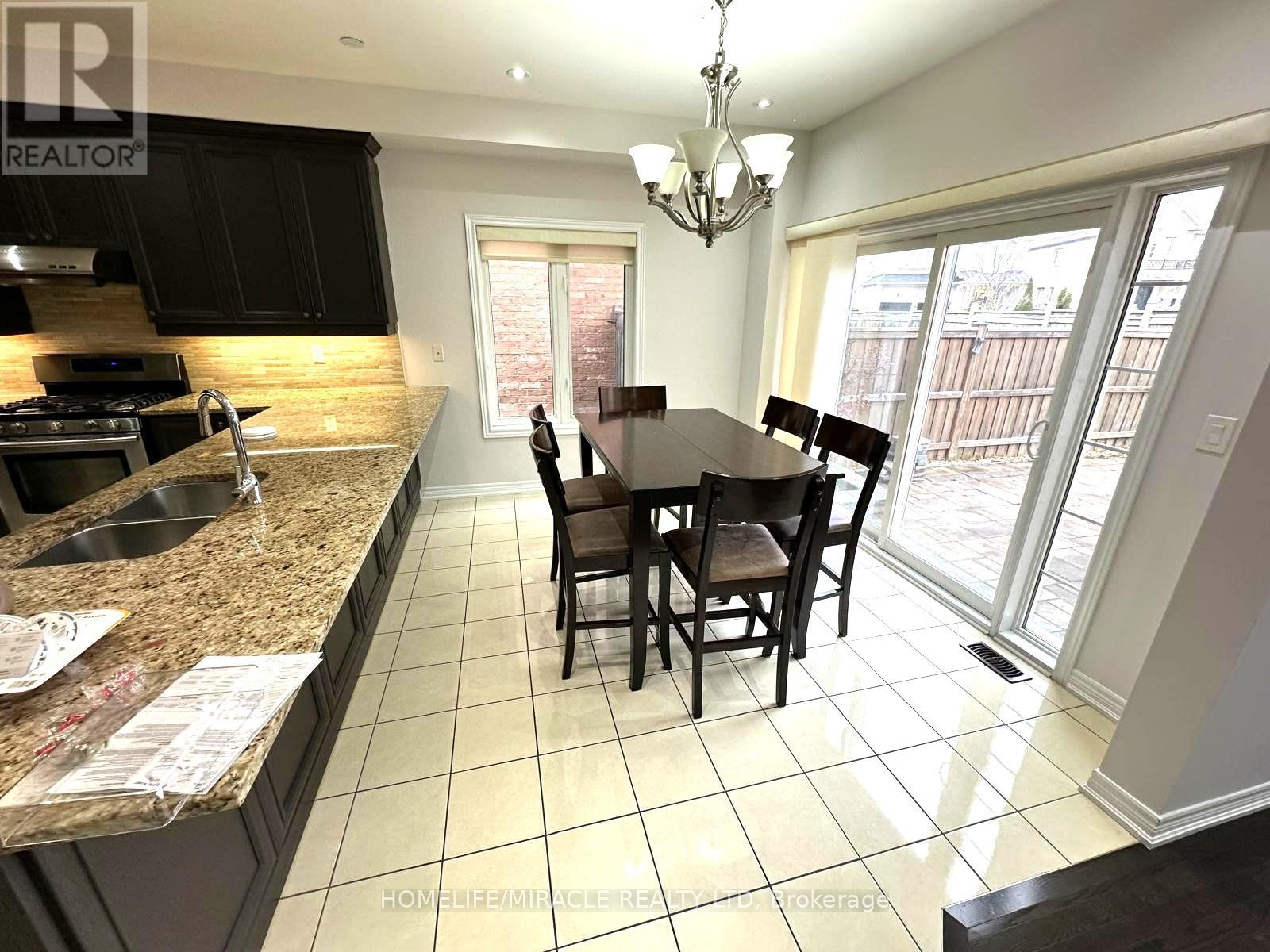 210 Bellchase Trail, Brampton, Ontario  L6P 3V2 - Photo 7 - W12555132