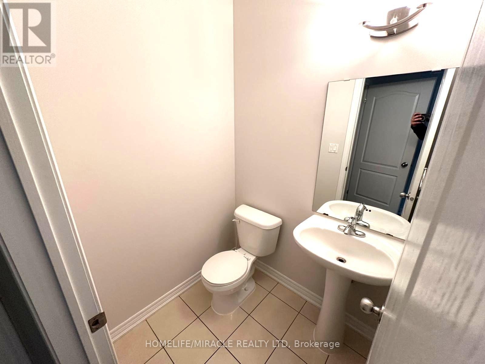 210 Bellchase Trail, Brampton, Ontario  L6P 3V2 - Photo 9 - W12555132