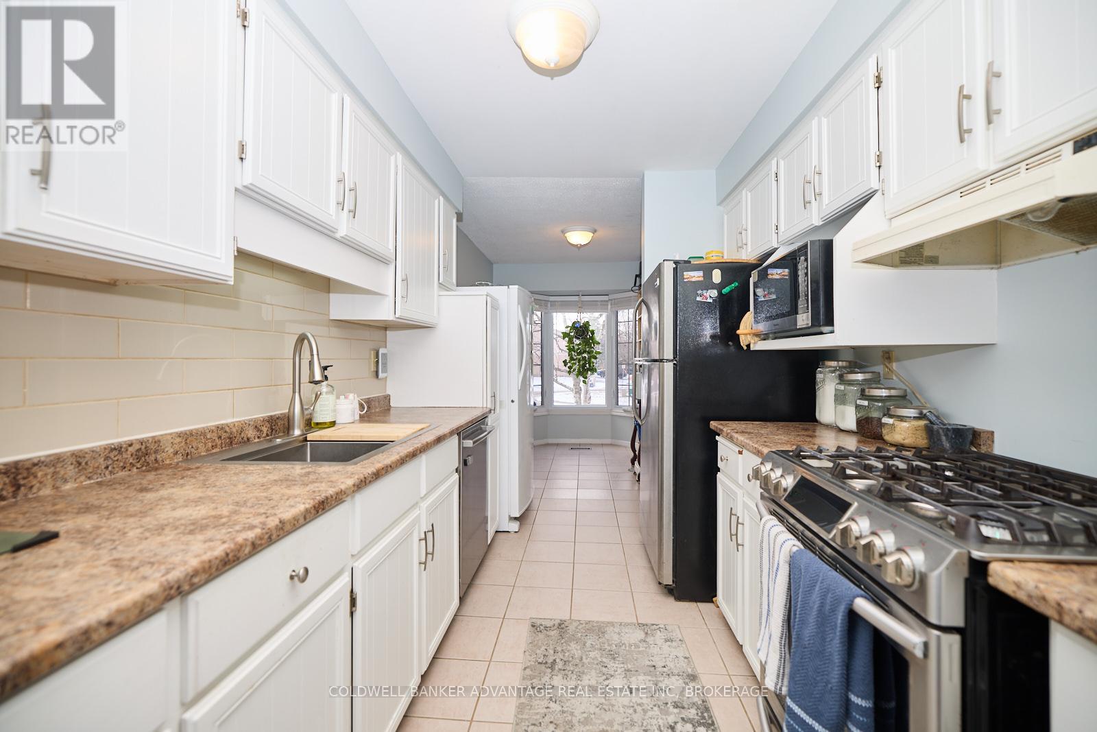 33 Naples Court, Thorold, Ontario  L2V 4S7 - Photo 4 - X12541706