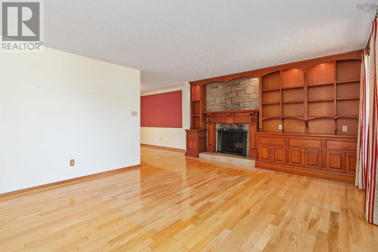 Property at 16 Bobolink Street image 4