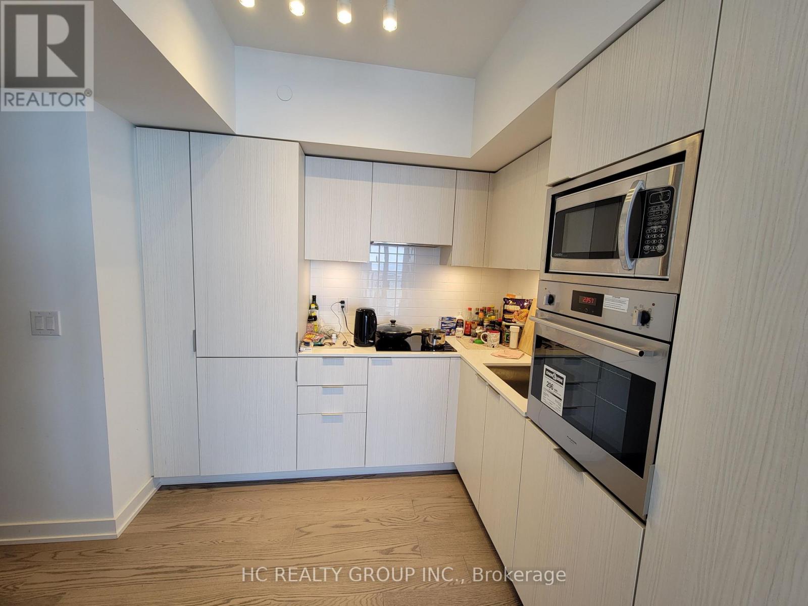 5705 - 11 Wellesley Street W, Toronto, Ontario  M4Y 1E8 - Photo 2 - C12555224