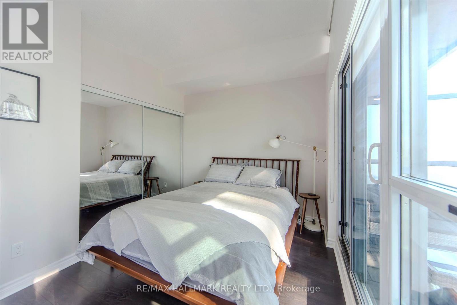 1001 - 15 Bruyeres Mews, Toronto, Ontario  M5V 0A7 - Photo 17 - C12555280