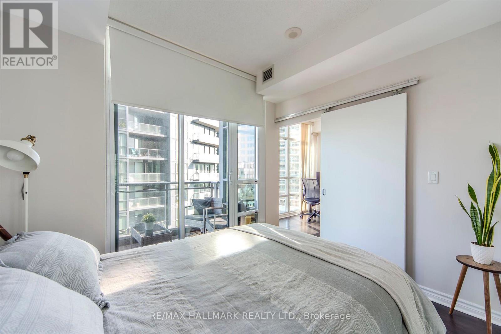 1001 - 15 Bruyeres Mews, Toronto, Ontario  M5V 0A7 - Photo 18 - C12555280